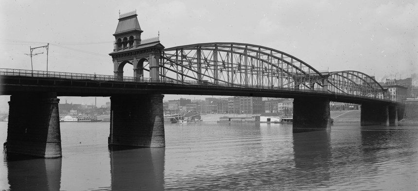 The Smithfield Street Bridge circa 1900.