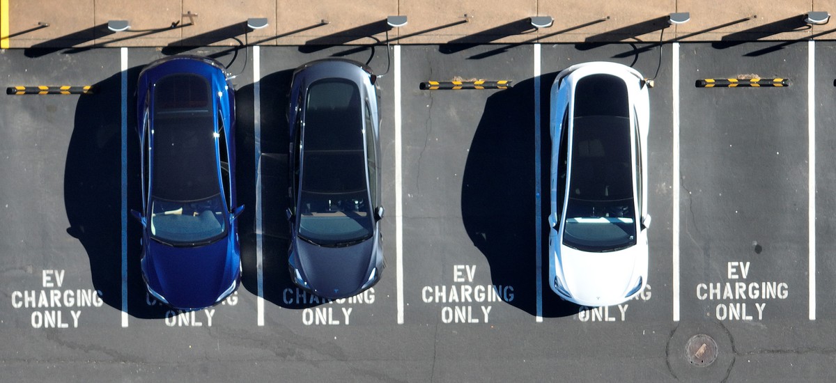 In Race to Build Out EV Charging Stations, Some Cities and States